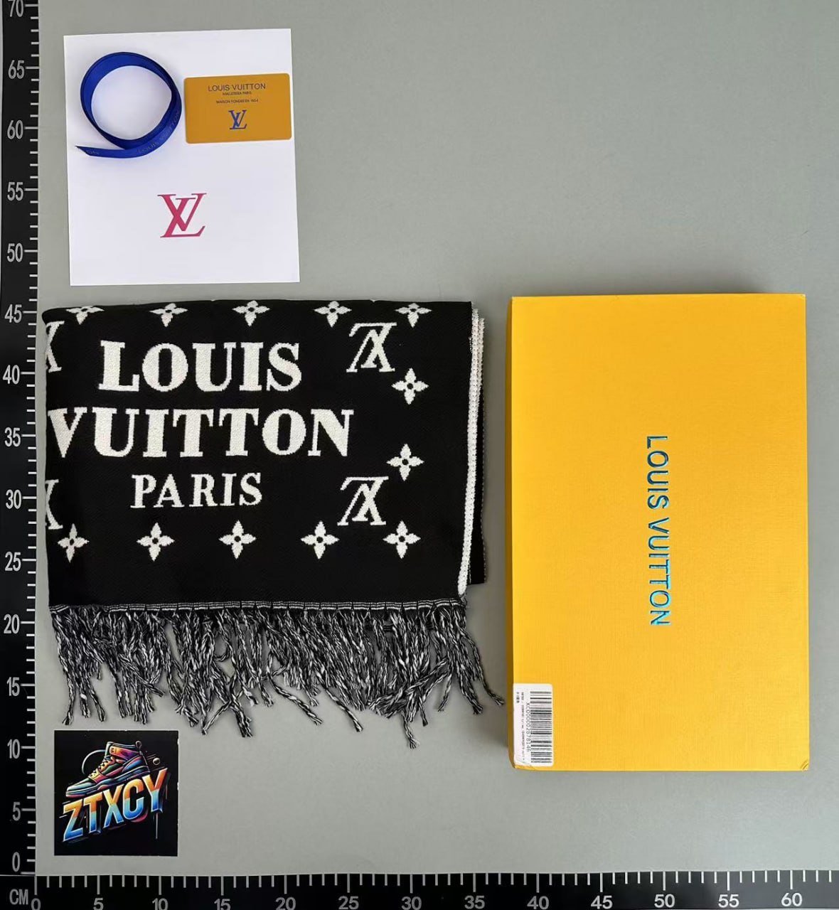 LV scarf