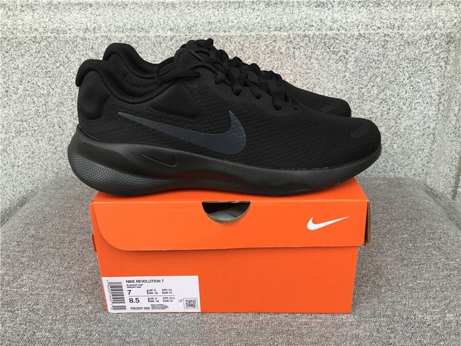 Nike Revolution 8