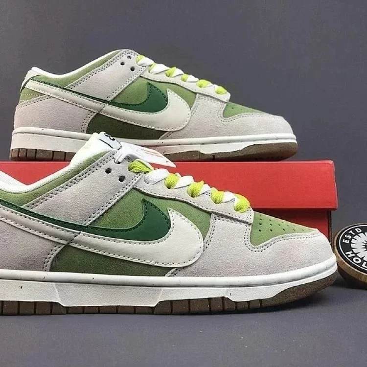 NIKE  SB Dunk Low