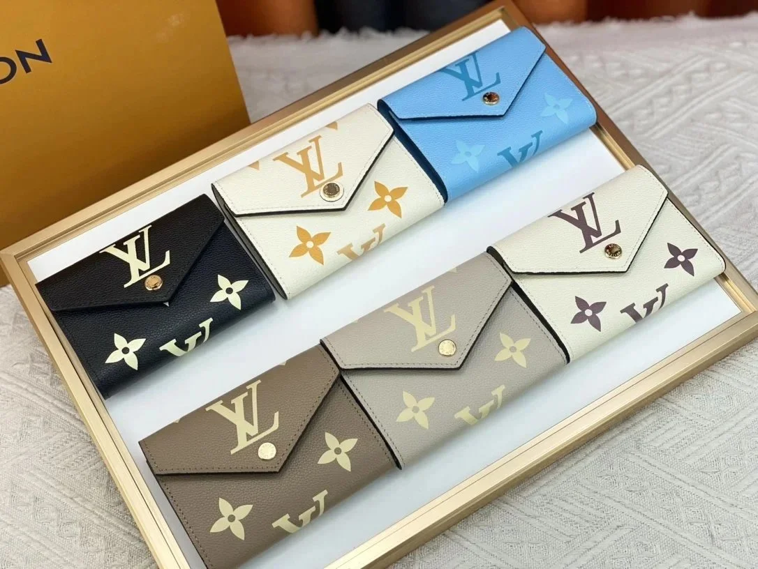  LV Wallet