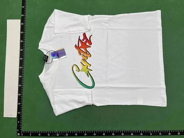 Gucci Logo T-Shirt for Men and Women - Fashionable Streetwear Design