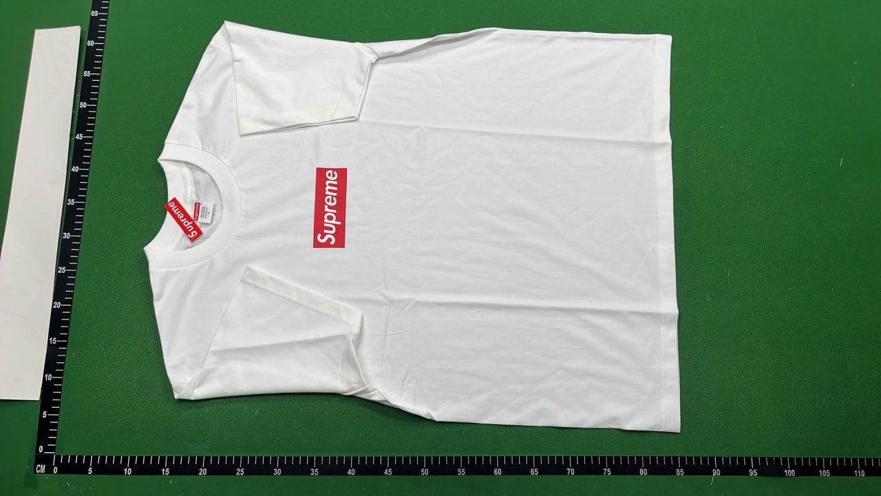 White Supreme T-Shirt with Red Box Logo - Classic Streetwear Style