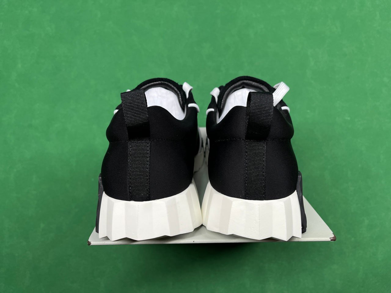 Hermes Men's Casual Sneakers - Stylish & Comfortable Design  